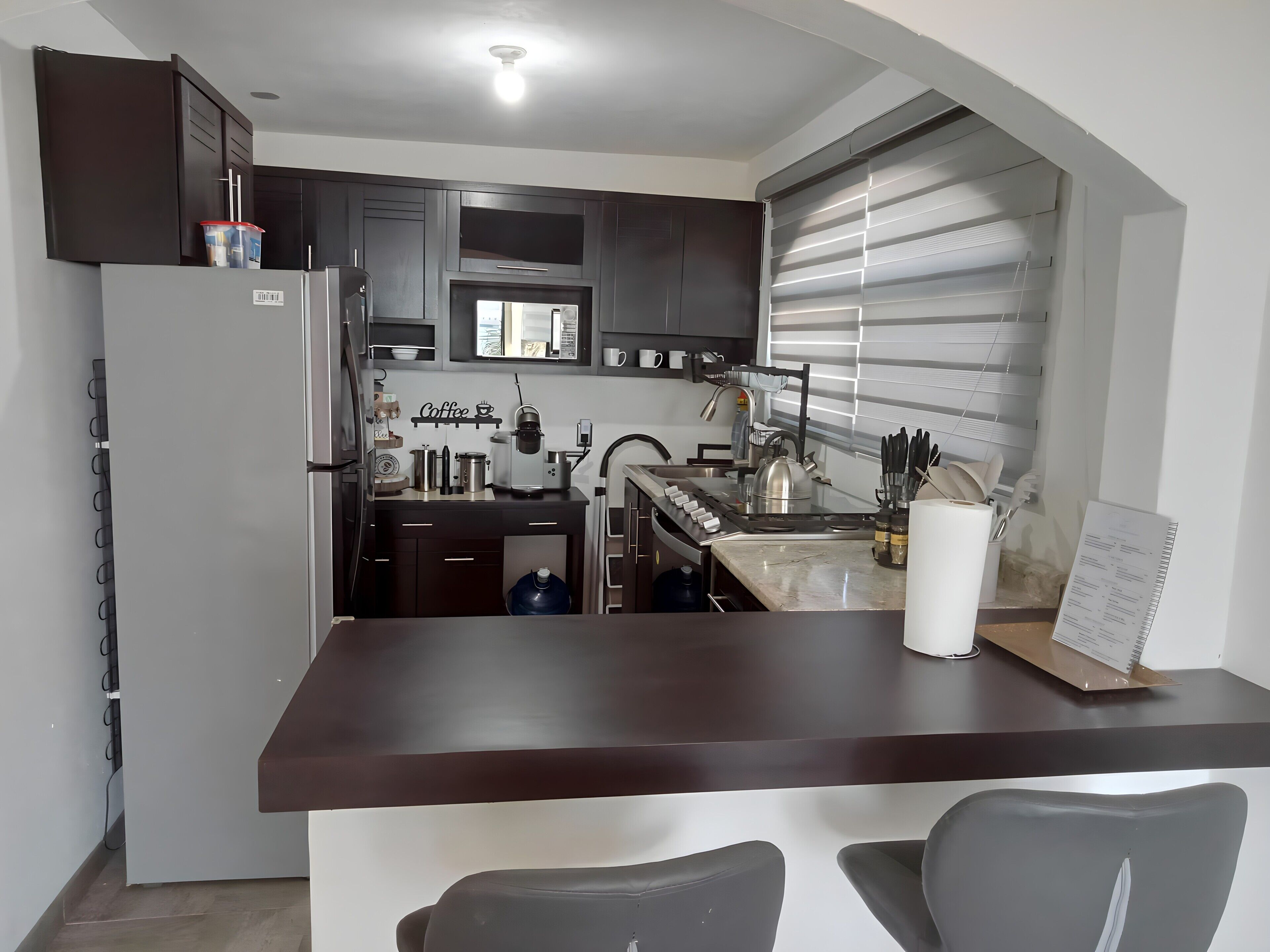 Réfrigérateur, micro-ondes, four, plaque de cuisson