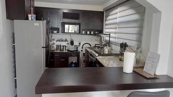 Réfrigérateur, micro-ondes, four, plaque de cuisson