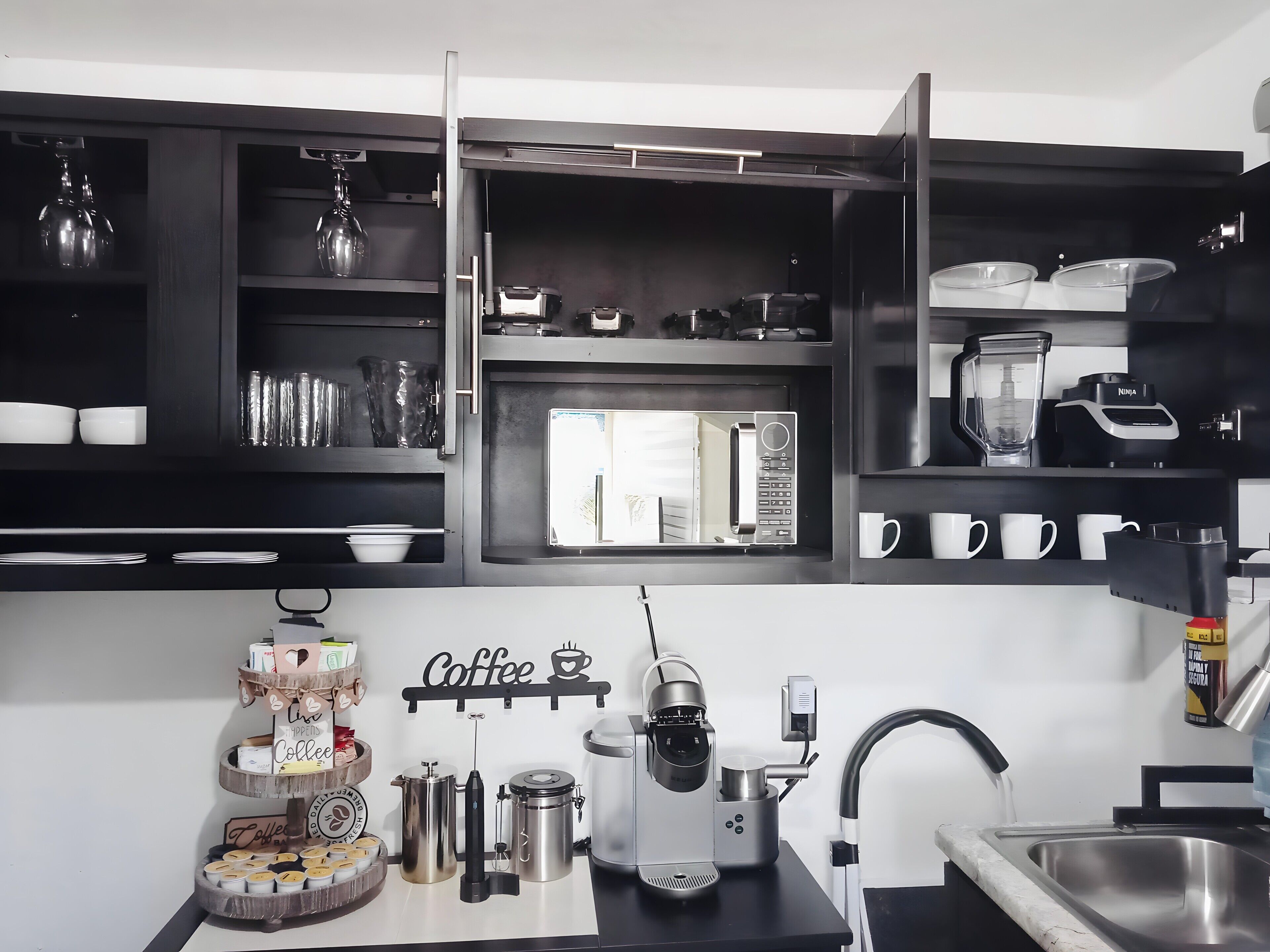 Réfrigérateur, micro-ondes, four, plaque de cuisson