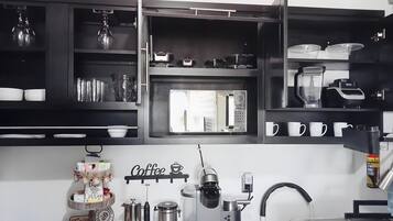 Réfrigérateur, micro-ondes, four, plaque de cuisson