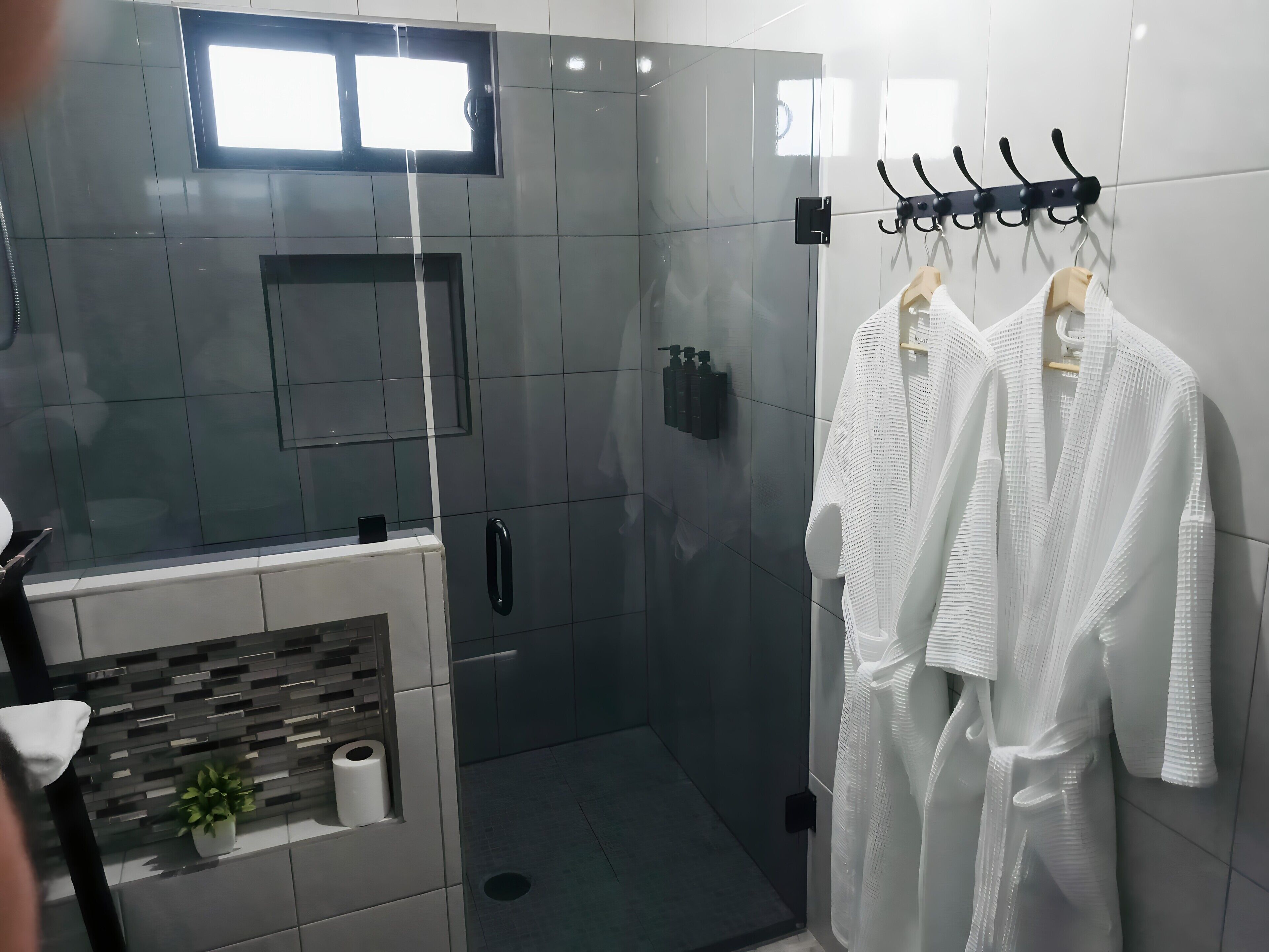 Dusche, Haartrockner, Handtücher, Seife