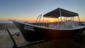 Un bateau doté d’un espace de repos couvert, d’un nom et d’un numéro de téléphone.