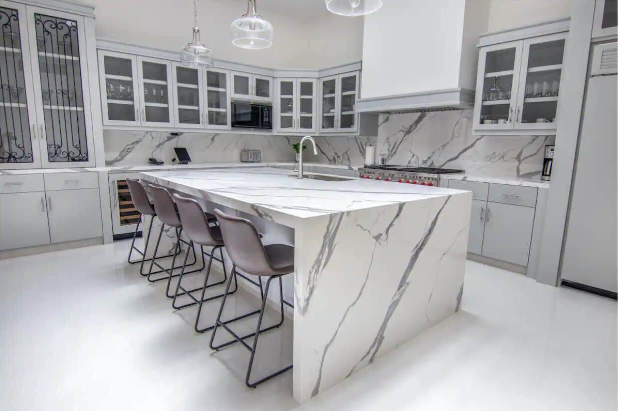 Refrigerador, microondas, placa de cocina, lavavajillas