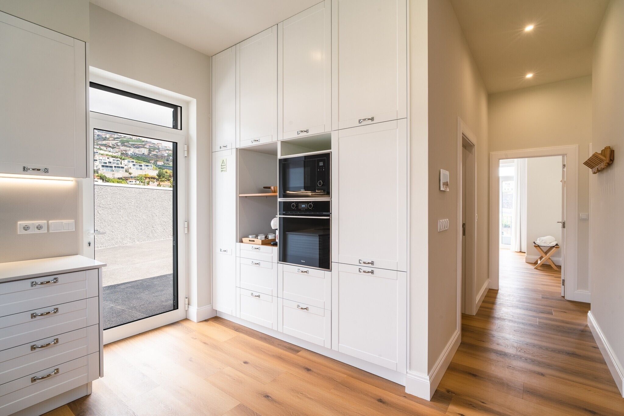 冷蔵庫、電子レンジ、オーブン、コンロ