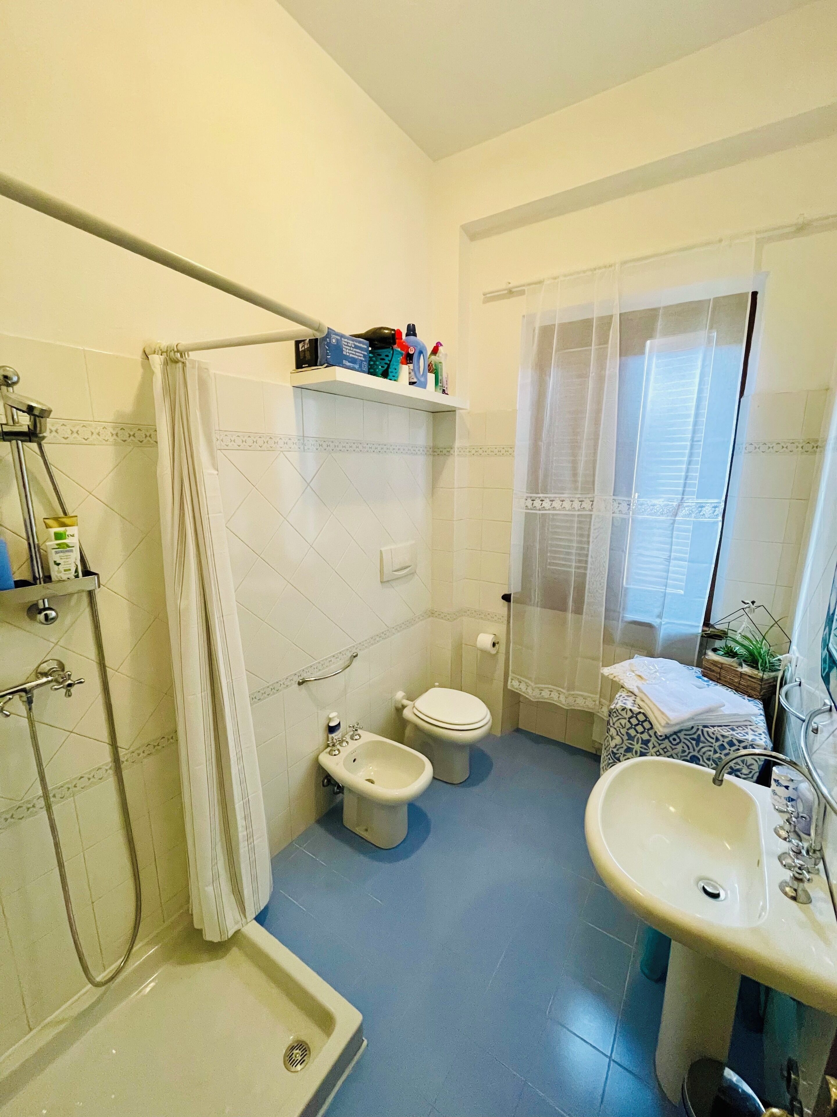 Un baño con ducha, inodoro y lavamanos.