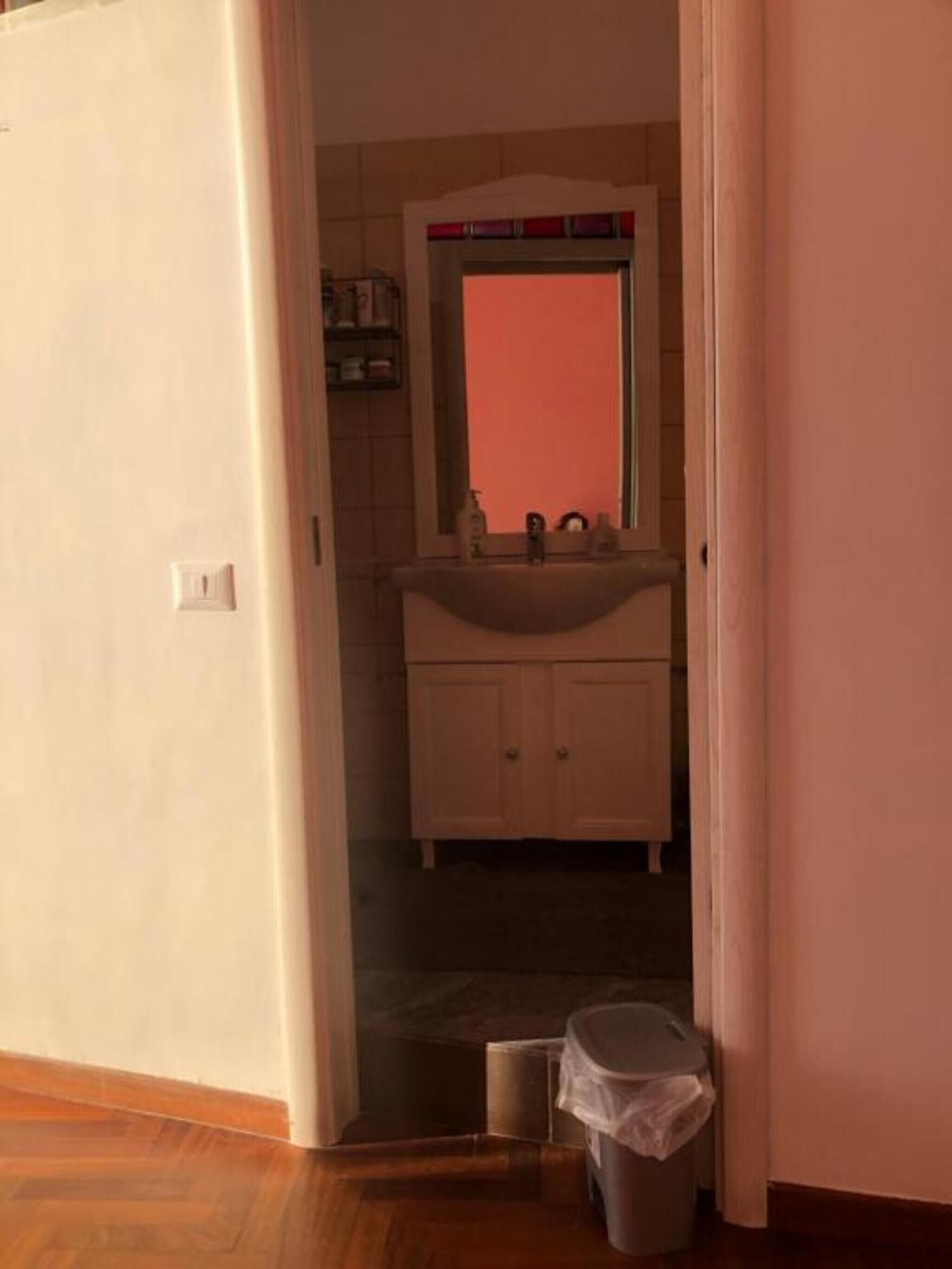 Douche, sèche-cheveux, serviettes fournies