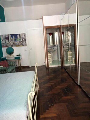 1 bedroom, iron/ironing board, free WiFi, bed sheets - Bed and Breakfast 'Decimo 28' with Balcony, Wi-Fi and Air Conditioning (Napoli)