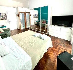 1 bedroom, iron/ironing board, free WiFi, bed sheets - Bed and Breakfast 'Decimo 28' with Balcony, Wi-Fi and Air Conditioning (Napoli)