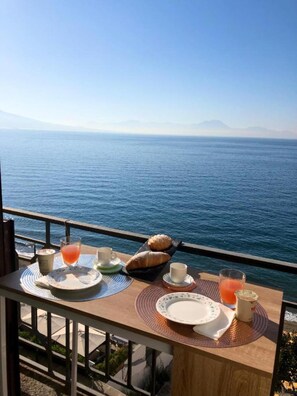 Outdoor dining - Bed and Breakfast 'Decimo 28' with Balcony, Wi-Fi and Air Conditioning (Napoli)