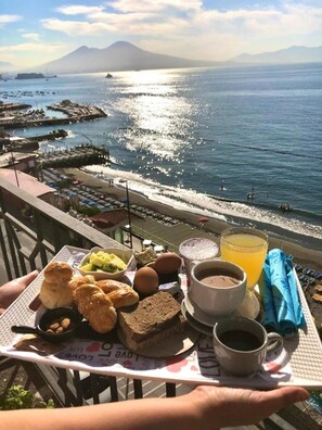 Outdoor dining - Bed and Breakfast 'Decimo 28' with Balcony, Wi-Fi and Air Conditioning (Napoli)