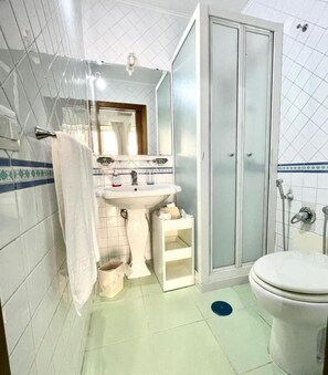 Shower, hair dryer, towels - Bed and Breakfast 'Decimo 28' with Balcony, Wi-Fi and Air Conditioning (Napoli)
