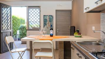 Fridge, oven, stovetop, coffee/tea maker