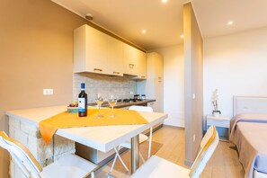 Fridge, oven, stovetop, coffee/tea maker
