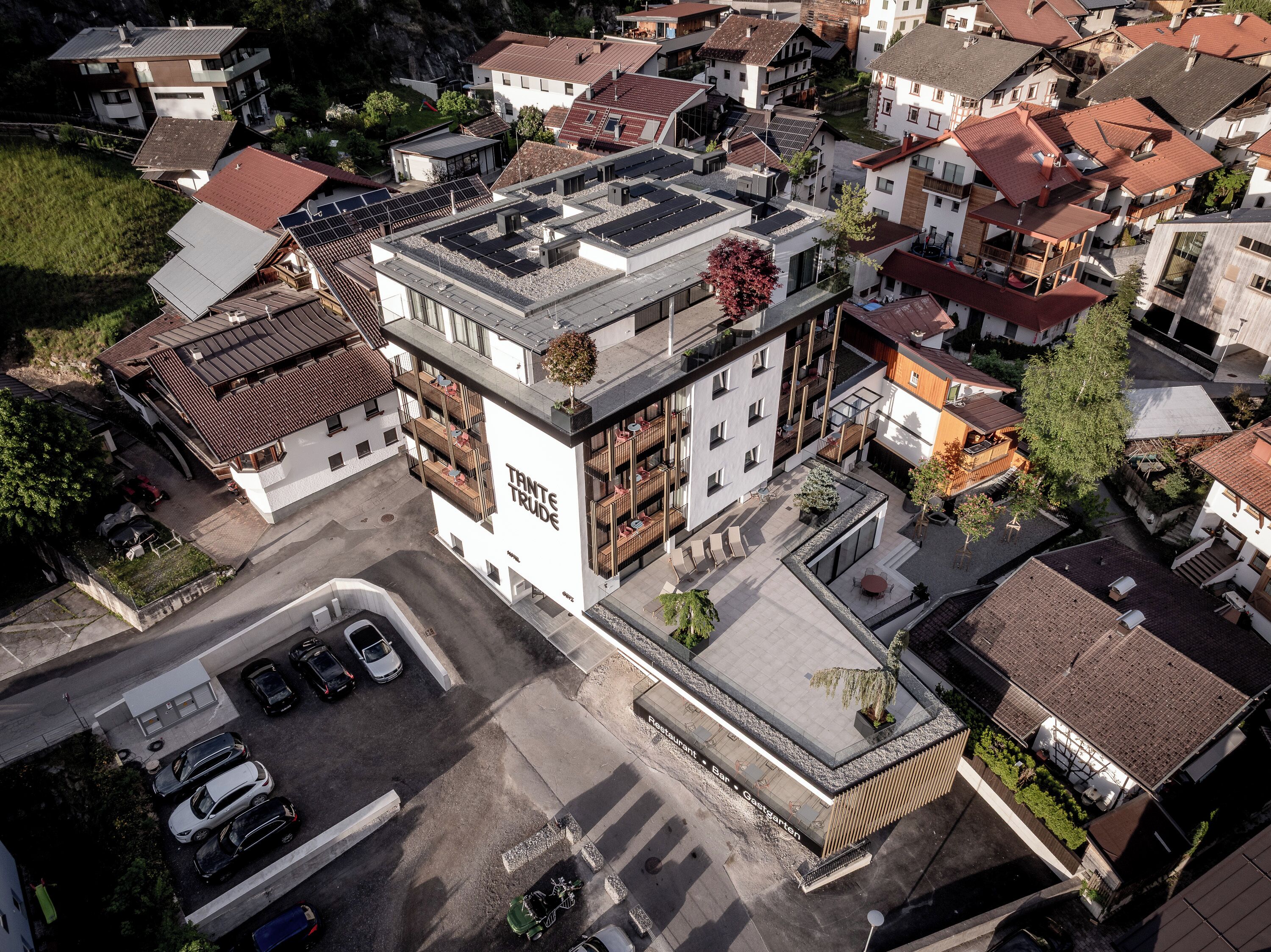 Un hotel moderno con terraza en la azotea, restaurante y bar.