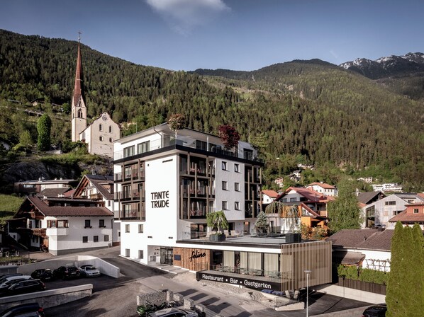 Un hôtel moderne doté d’un restaurant et d’un bar, situé dans un cadre montagneux.