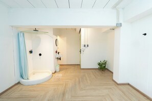 Shower, pengering rambut,  dan handuk