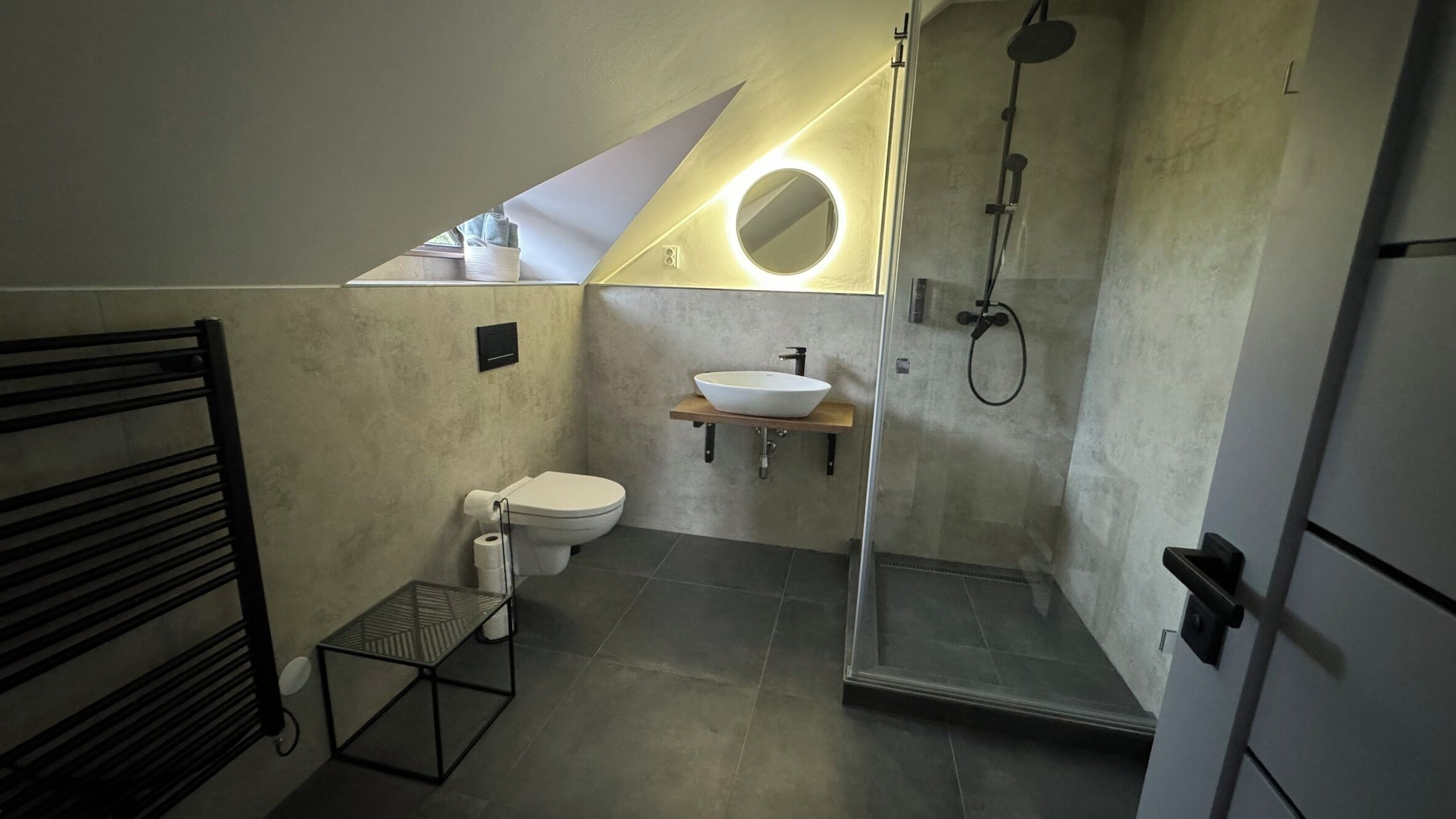 Un baño moderno con inodoro, lavabo y ducha.