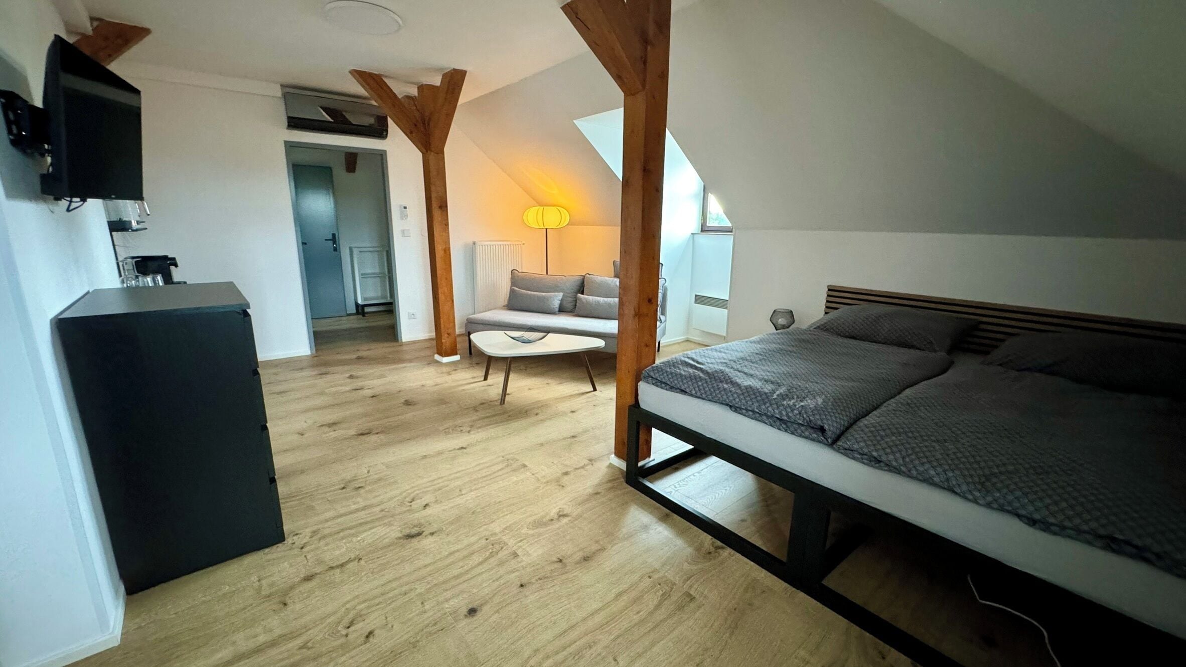 Romantisk studiosuite, 1 queensize-seng, byutsikt | Minibar, blendingsgardiner, lydisolert og wi-fi (inkludert)