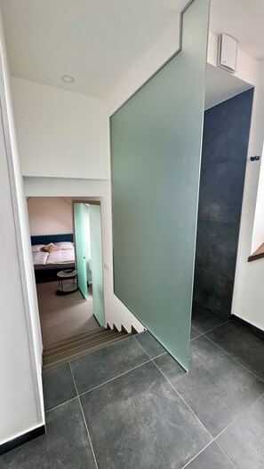 Departamento romántico, vista al jardín | Minibar, cortinas blackout, insonorización y wifi gratis