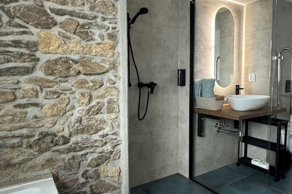 Deluxe Apartment, Ground Floor | Bathroom | Eco-friendly toiletries, hair dryer, towels, soap