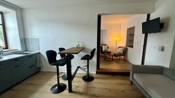 Cafetera expreso, tetera/pava eléctrica, silla alta para bebés