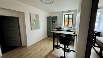 Deluxe-Apartment, Nichtraucher, Küche | Eigene Küche | Espressomaschine, Wasserkocher, Hochstuhl