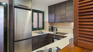 Een koelkast, een magnetron, een oven, een kookplaat