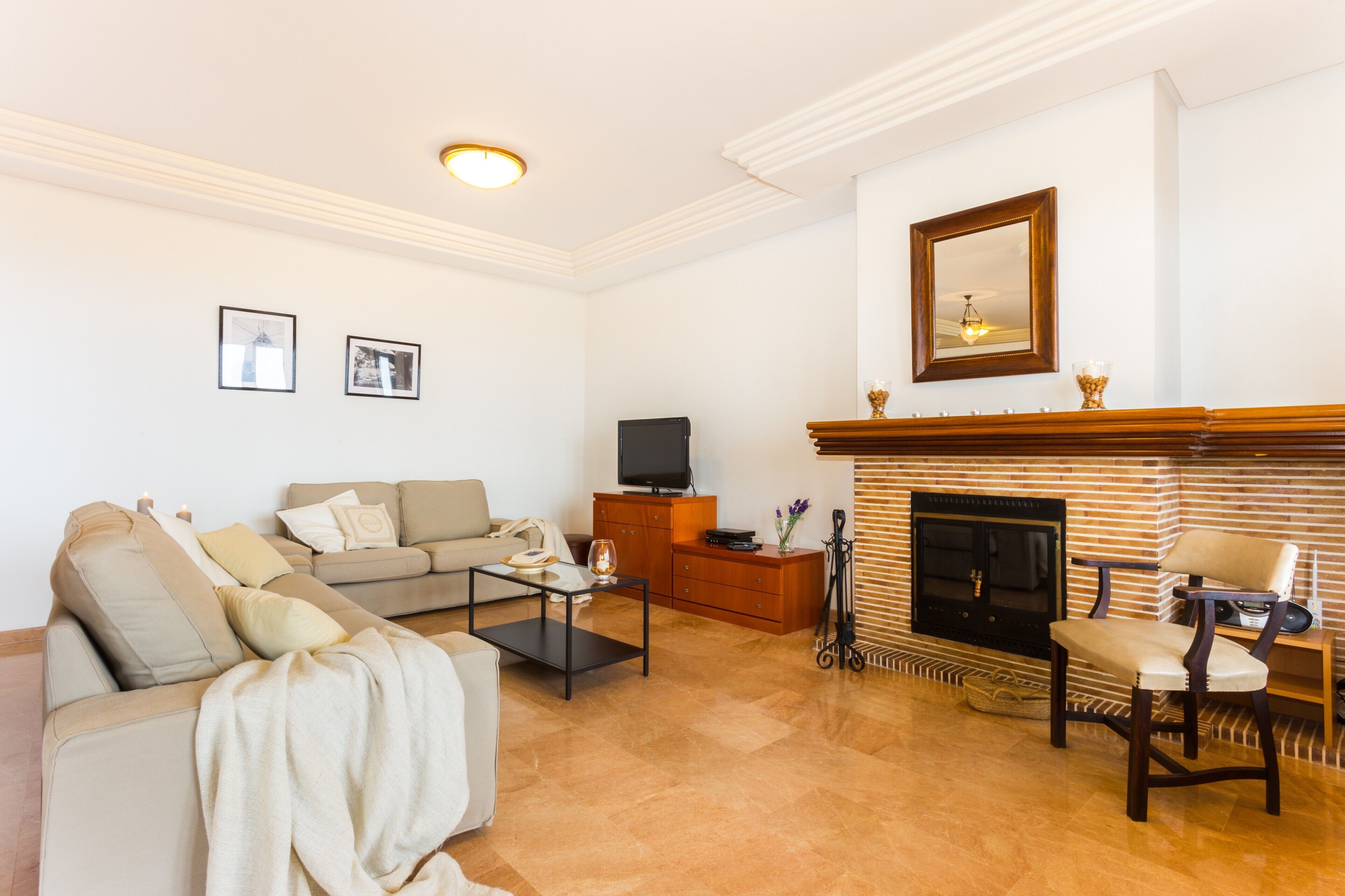 テレビ、暖炉、卓球台