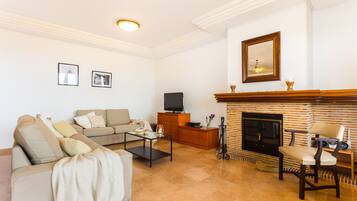 Fernseher, Kamin, Tischtennisplatte