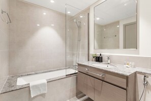 Hair dryer, towels, toilet paper - Superb 1Bed With Pool & Gym near the Burj Khalifa (Dubai)