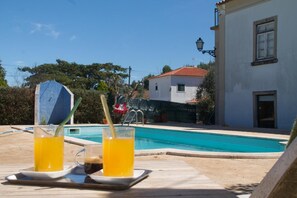 Pool - Holiday Home 'Casa Das Camélias Tortas' with Mountain View, Private Pool and Wi-Fi (Castanheira de Pêra)