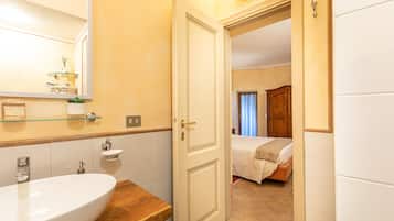 Douche, sĂšche-cheveux, serviettes fournies