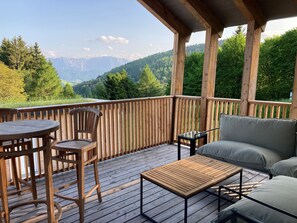 Property grounds - Modern vacation home on the mountain with large garden in the beautiful Salzkammergut region (Pinsdorf)