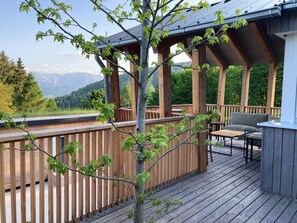 Property grounds - Modern vacation home on the mountain with large garden in the beautiful Salzkammergut region (Pinsdorf)