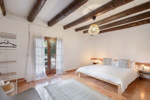 6 bedrooms, iron/ironing board, free WiFi, bed sheets