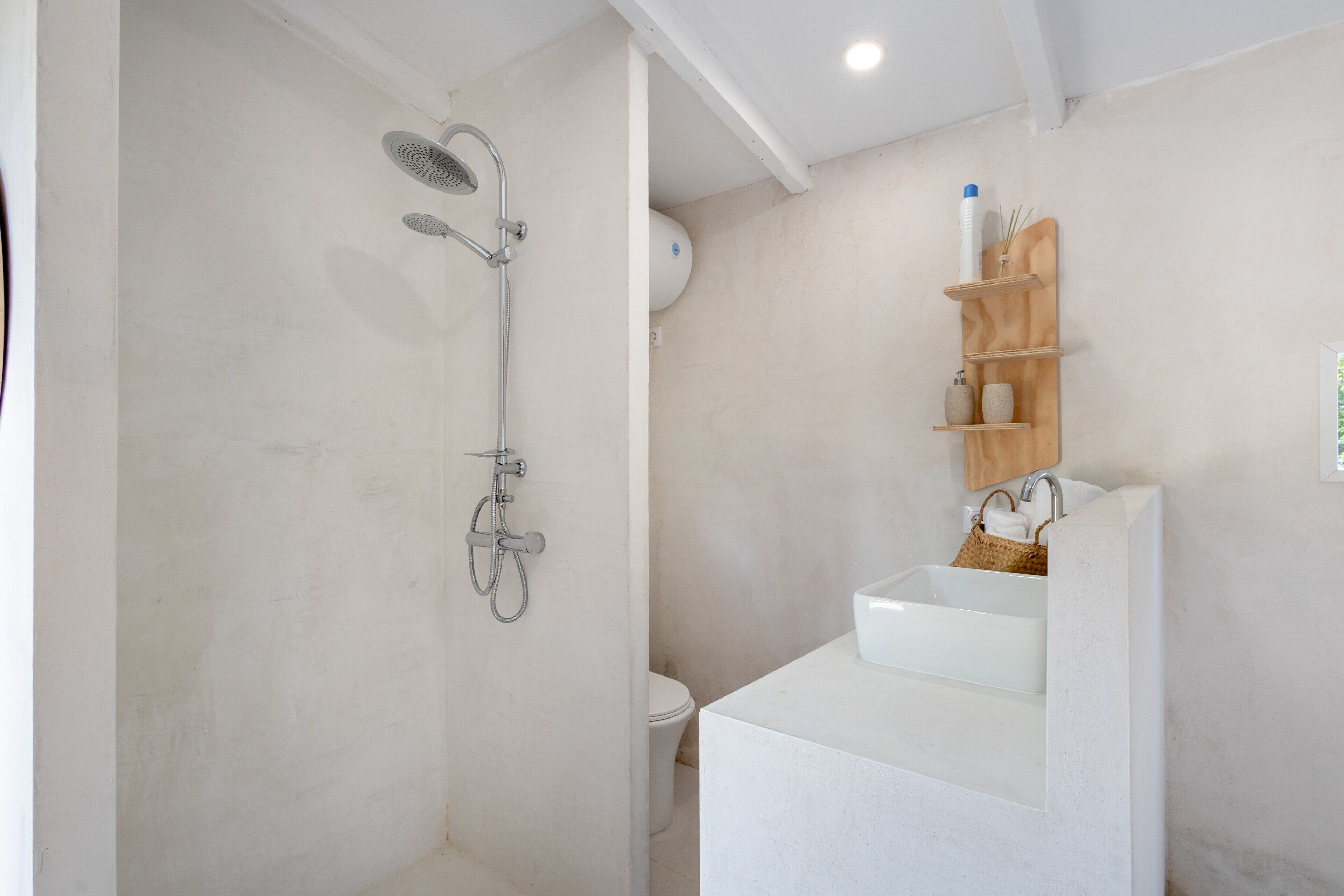 Un baño con ducha, inodoro y lavamanos.