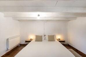 6 bedrooms, iron/ironing board, free WiFi, bed sheets