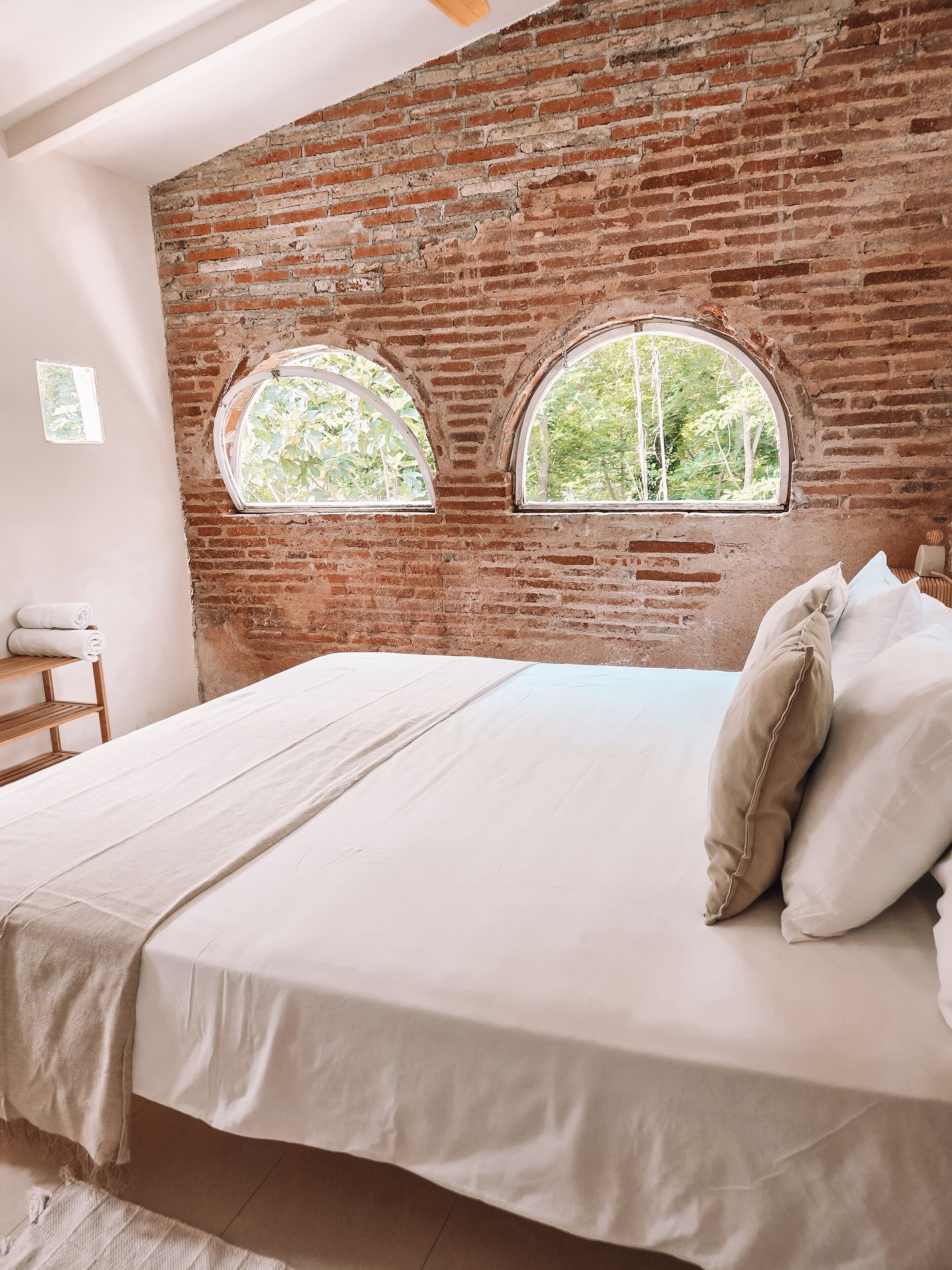 6 bedrooms, iron/ironing board, free WiFi, bed sheets