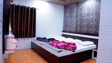 Standard Quadruple Room | Rollaway beds, free WiFi, bed sheets