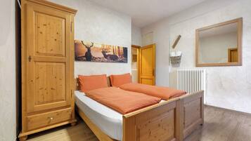 2 Schlafzimmer, BĂŒgeleisen/BĂŒgelbrett, kostenloses WLAN, BettwĂ€sche