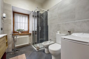 Dusche, Haartrockner, Handtücher