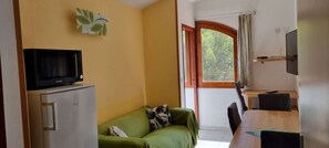 Een televisie, een tafeltennistafel en boeken