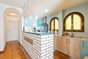 Fridge, microwave, stovetop, dishwasher - Apartment 'Surf Bahia 2' with Sea View, Wi-Fi and Air Conditioning (Mont-roig del Camp)