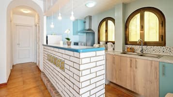 Een koelkast, een magnetron, een kookplaat, een vaatwasser