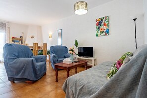 TV, fireplace - Apartment 'Surf Bahia 2' with Sea View, Wi-Fi and Air Conditioning (Mont-roig del Camp)