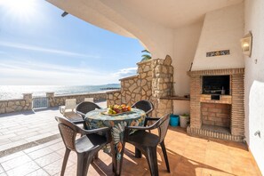 Outdoor dining - Apartment 'Surf Bahia 2' with Sea View, Wi-Fi and Air Conditioning (Mont-roig del Camp)