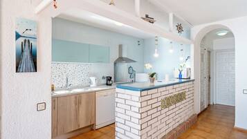 Een koelkast, een magnetron, een kookplaat, een vaatwasser