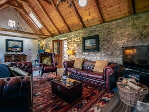 House | 2 bedrooms - Traditional Style Thatched Cottage With Modern Amenities (Greenane)