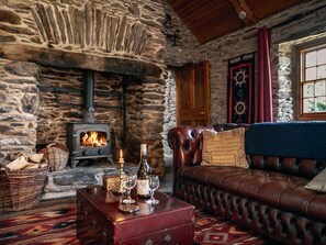 House | 2 bedrooms - Traditional Style Thatched Cottage With Modern Amenities (Greenane)