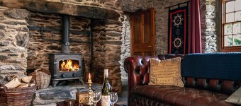 Traditional Style Thatched Cottage With Modern Amenities